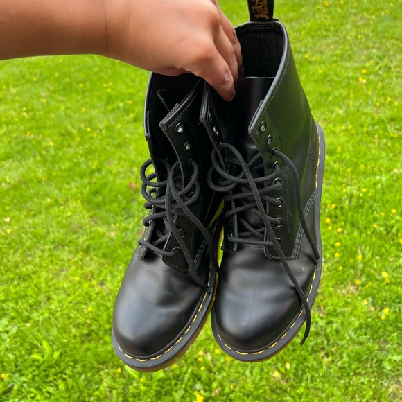 Doc Martens 1460 Women’s Smooth Leather Lace Up Boots. - Picture 3 of 4